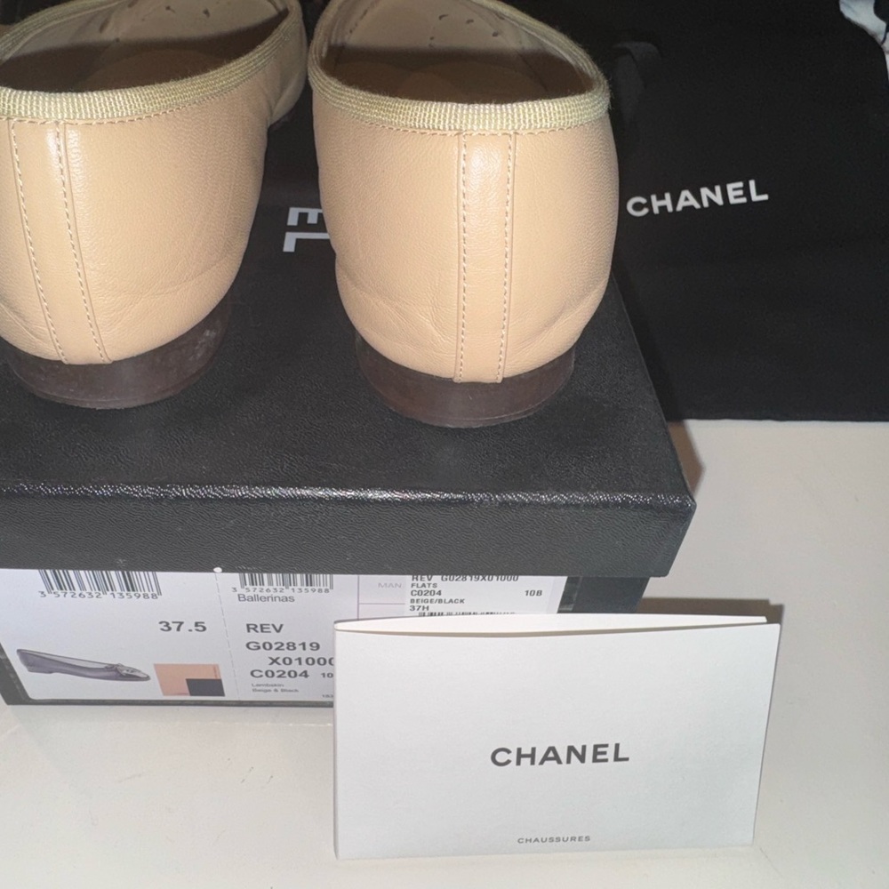 CHANEL Two-Tone Beige and Black Flats - Picture 4 of 6